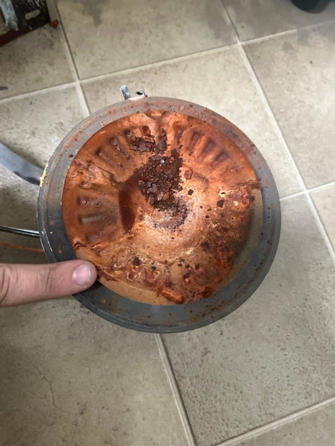 Plato quemador de terma con óxido y sarro